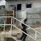 En la vivienda donde se registró la masacre aún se observan las huellas del brutal ataque.