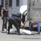 El cuerpo fue llevado a la morgue en un carro de Medicina Legal.
