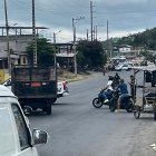 La Policía cerró el paso vehicular en la vía a Atacames, a la altura de la Y de Vuelta Larga, para desactivar el explosivo.