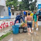 Militares controlan la correcta distribución de agua potable mediante tanqueros en varios sectores de Esmeraldas.