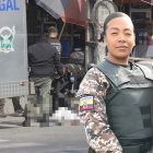 l cuerpo de Lesly Reina quedó tendido en la vía. La policía llegó al lugar y realizó las pericias.