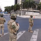 Personal militar y policial cerró varias calles para controlar la novedad.