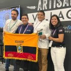 El empresario panificador Wilson Flores con la bandera de Ecuador, luego de recibir los resultados de los jueces.