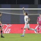 El delantero Dayro Moreno (i) festeja uno de los dos tantos que marcó en la victoria de Once Caldas sobre Independiente