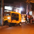 La tricimoto de la víctima terminó estrellada con un poste de luz.