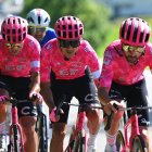 Richard Carapaz (c) es el líder del equipo EF Education-EasyPost.