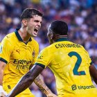 El festejo de Pervis Estupiñan con Christian Pulisic en el primer gol del Milan.