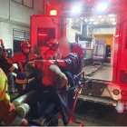 El paciente fue atendido por paramédicos tras inhalar humo, mientras su perro no se apartó de él ni en la camilla.