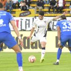Liga de Quito y Universidad Católica se enfrentan en el estadio Rodrigo Paz.