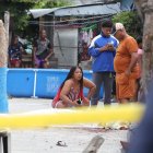 José Sevillano observa con desconsuelo el cadáver de su hijo Jairon Silfredo.