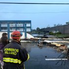 Bomberos inspeccionaron los daños en una unidad educativa de Píllaro afectada por desprendimiento de pared y caída de piedras, como consecuencia de la fuerte lluvia.