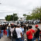 En los exteriores de la cárcel de Machala se aglomeraron familiares de los privados de libertad.