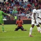 Jorge Ordóñez (c) reclamó la falta recibida dentro del área a favor de Deportivo Cuenca ante Barcelona.