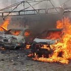 Carros incendiados en medio del conflicto.