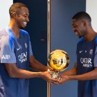 Historica foto: Willian Pacho sosteniendo el Balón de Oro 2025 de Ousmane Dembélé.