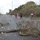 La gente sorteaba los obstáculos para caminar hacia sus destinos. Muchos no llegaron a tiempo a sus trabajos.
