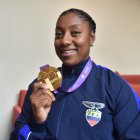 Juleysi Angulo arribó a Ecuador con la presea de oro.