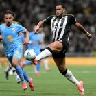 Hulk (d) de Atlético Mineiro disputa el balón con Robson Matheus de Bolívar, en un partido de los cuartos de final de la Copa Sudamericana.
