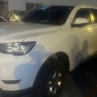 La camioneta en la que se movilizaba el funcionario atacado.