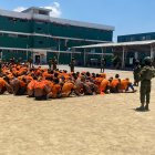 ChatGPT dijo:

Militares del Ejército ecuatoriano custodian a los reos en el patio del Centro de Privación de Libertad de Esmeraldas tras el enfrentamiento que dejó 17 fallecidos.