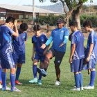 Wilson Carabalí, exjugador de Emelec, charla con chicos de la Escuela de Fútbol del Emelec.