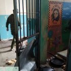 En el interior de la cárcel de Esmeraldas, los reos dañaron los candados y las puertas para ingresar al pabellón A