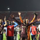 Jugadores de LDUQ celebran al ganar un partido de cuartos de final de la Copa Libertadores ante Sao Paulo.