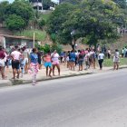 Familiares de los reos de agolparon en los exteriores de la cárcel de Esmeraldas para pedir información sobre los sobrevivientes a la masacre del jueves 25 de septiembre.