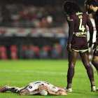 Los jugadores albos Ricardo Adé y Gian Allala miran el lamento de uno de los jugadores del Sao Paulo tras caer eliminados.
