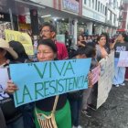 Mujeres amazónicas marcharon en Puyo con carteles y consignas hasta llegar a la gobernación de Pastaza.