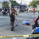 El cuerpo de Yuli Vera quedó tendido en el asfalto y fue cubierto con una sábana mientras los agentes realizan las pericias