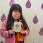 Marisol Duchi con su fanzine Huellas de resiliencia.