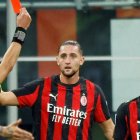 Pervis Estupiñán v su primera tarjeta roja con AC Milan, en el duelo ante Napoli.