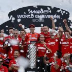 El piloto español Marc Márquez, junto a su equipo MotoGP Ducati Lenovo, celebra su título de campeón del mundo 2025 tras la carrera del Gran Premio de Motociclismo de Japón en Motegi.