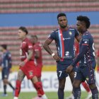 Los jugadores de El Nacional Jeison Chalá (i) y 
Djorkaeff Reasco reflejan la impotencia por el 5-0 que además dejó la expulsión de dos compaleros.