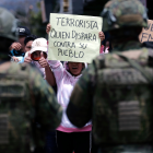 Personas se manifiestan a las afueras del Coliseo de Otavalo este 24 de septiembre de 2025, durante un evento presidencial, en Otavalo (Ecuador).