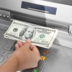 Entrega del Bono Raíces en zona rural de Ecuador, como parte del plan de compensación por el alza del precio del diésel.