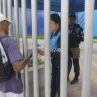 Ciudadanos llegan al Municipio de Durán y se encuentran con puertas cerradas, tras la decisión de implementar el teletrabajo por seguridad.