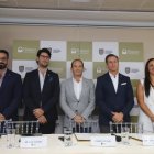 Francisco Egas, presidente de la Federación Ecuatoriana de Fútbol, durante la firma de una nueva alianza comercial con Hispana Seguros.