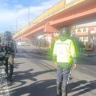 Cierres viales en Quito afectan la circulación vehicular debido a manifestaciones y trabajos en varias avenidas principales.