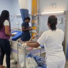 Personal médico del Hospital Delfina Torres de Concha atiende a los heridos en el accidente entre un bus de la cooperativa San Cristóbal y un camión de carga.