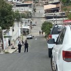 El cuerpo de Jesús Coronel Vilela, de 30 años, quedó en la acera tras ser atacado a balazos.