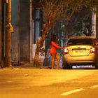 Los clientes se estacionan y buscan llegar a un acuerdo rápido para contratar el sexoservicio.