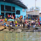 En el puerto de Santa Rosa, los pescadores esperan que atiendan sus peticiones.