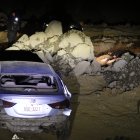 El vehículo de la víctima presentaba numerosos orificios de bala.