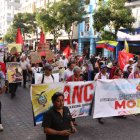 Manifestantes marcharon en el centro de Guayaquil contra medidas del Gobierno.