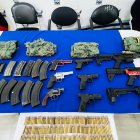En el procedimiento se encontraron armas, municiones y prendas de tipo militar.