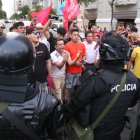 Policías con equipos antimotines evitaron que los protestantes avancen en la marcha.