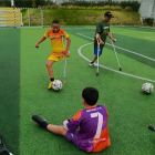 Junto a compañeros con similar condición demuestra su pasión.