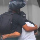 Los familiares acongojados esperaban los restos afuera del laboratorio de Criminalística, la mañana de ayer.